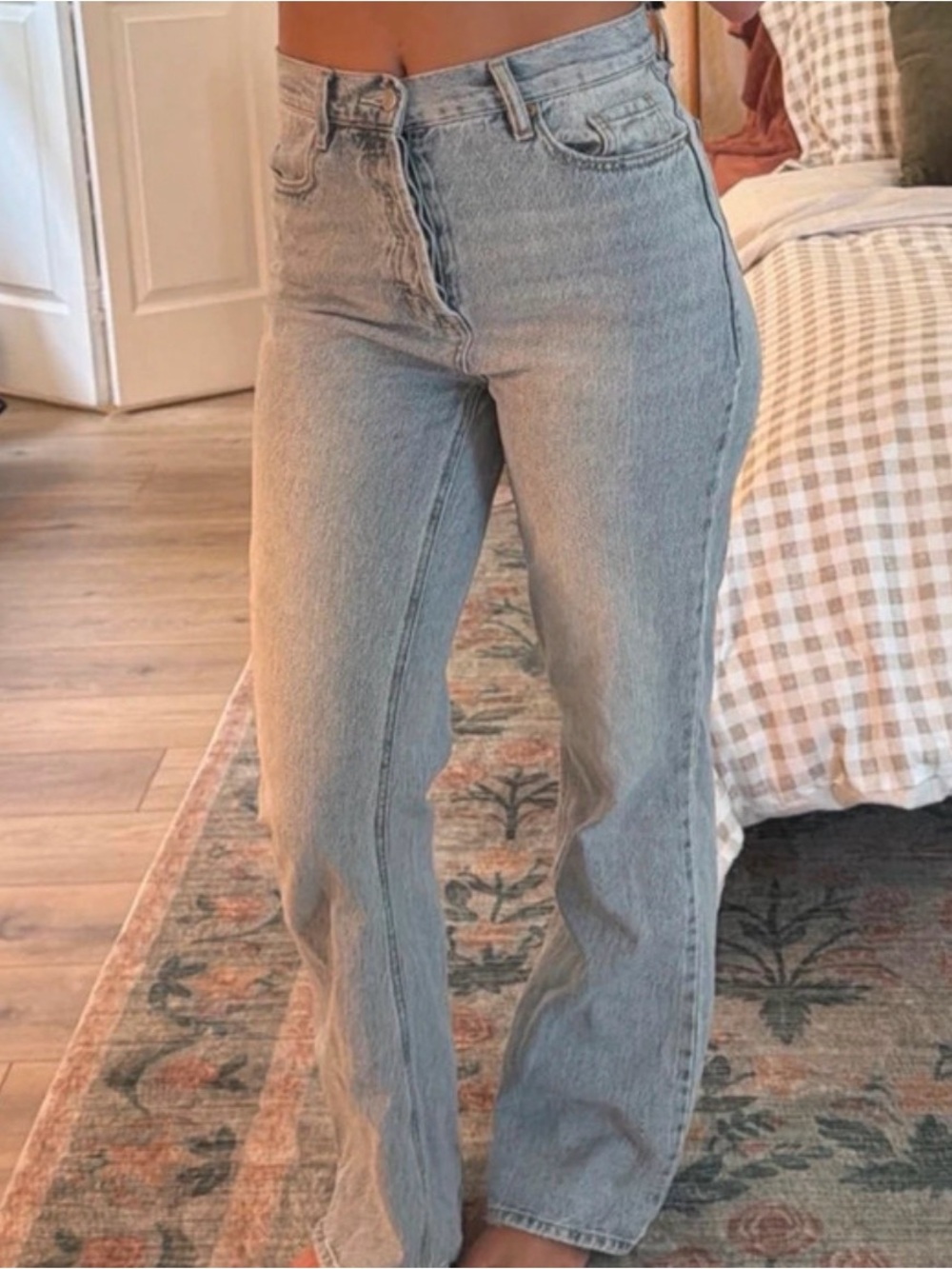 PacSun Women's Straight Leg Jeans in Light Wash Blue